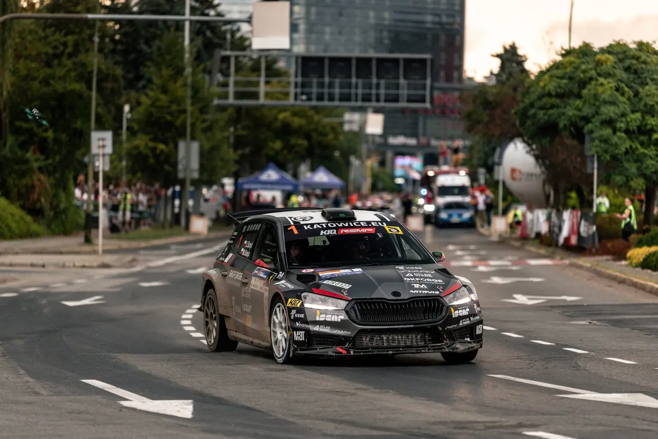 Fot. Maciej Niechwiadowicz. Adrian Rzeźnik i Kamil Kozdroń (Skoda Fabia RS Rally2) na trasie Marma 35. Rajdu Rzeszowskiego