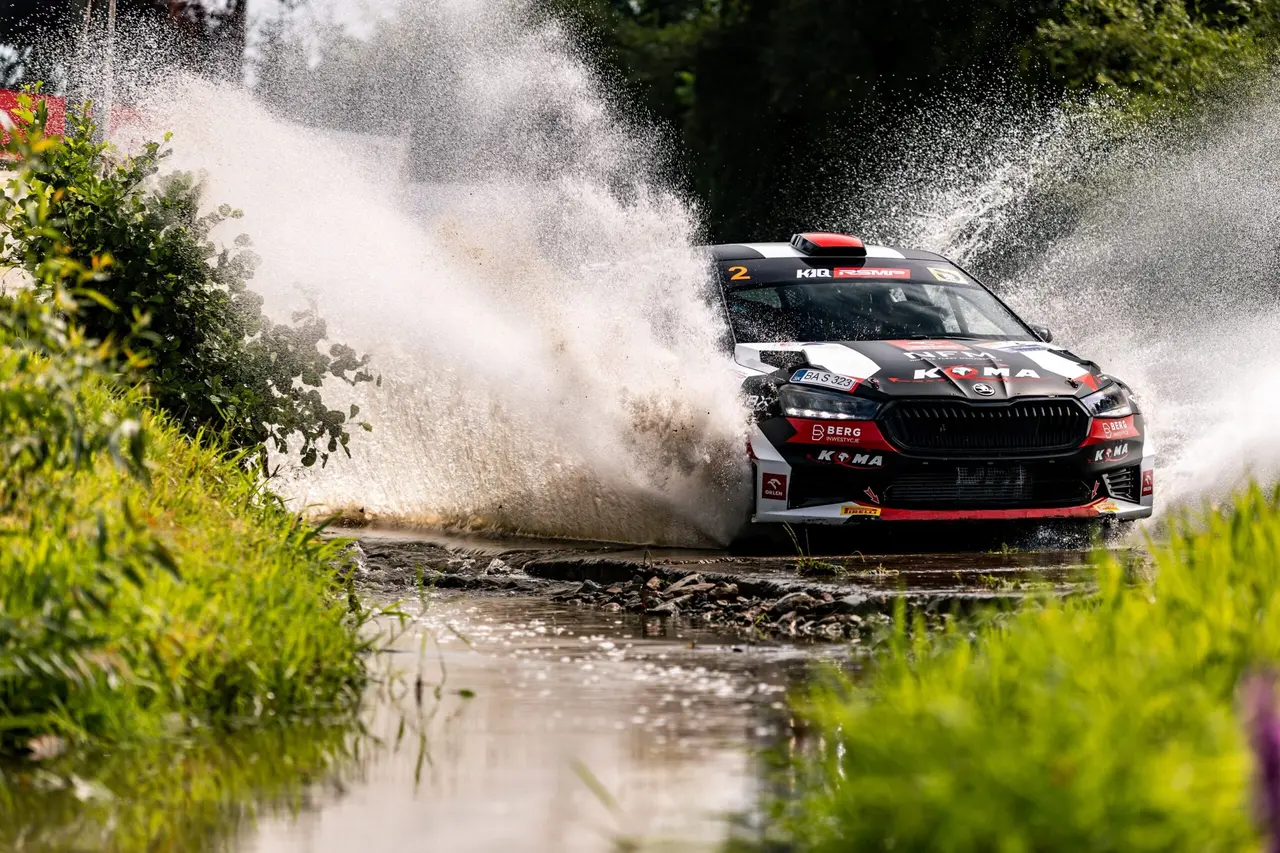 Fot. Maciej Niechwiadowicz. Adrian Rzeźnik i Kamil Kozdroń (Skoda Fabia RS Rally2) na trasie Marma 35. Rajdu Rzeszowskiego